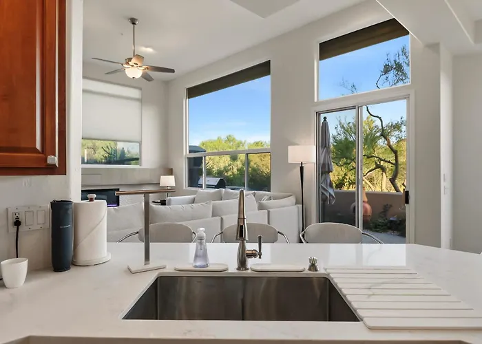 Dom wakacyjny White Feather 3br Retreat Pool & View