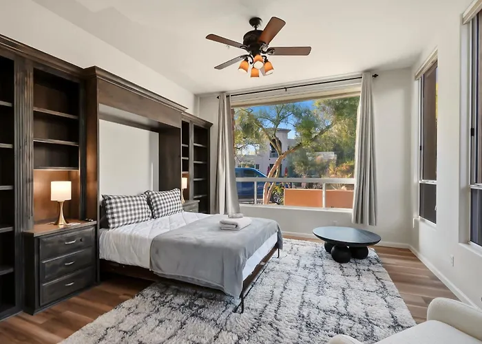 Dom wakacyjny White Feather 3br Retreat Pool & View