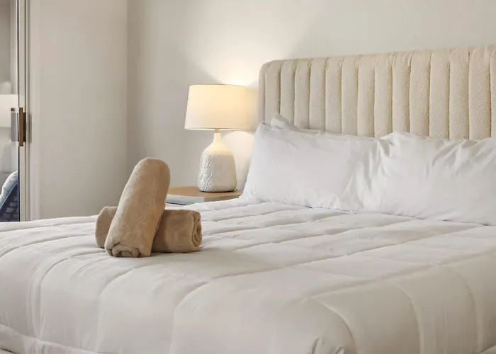 Dom wakacyjny White Feather 3br Retreat Pool & View