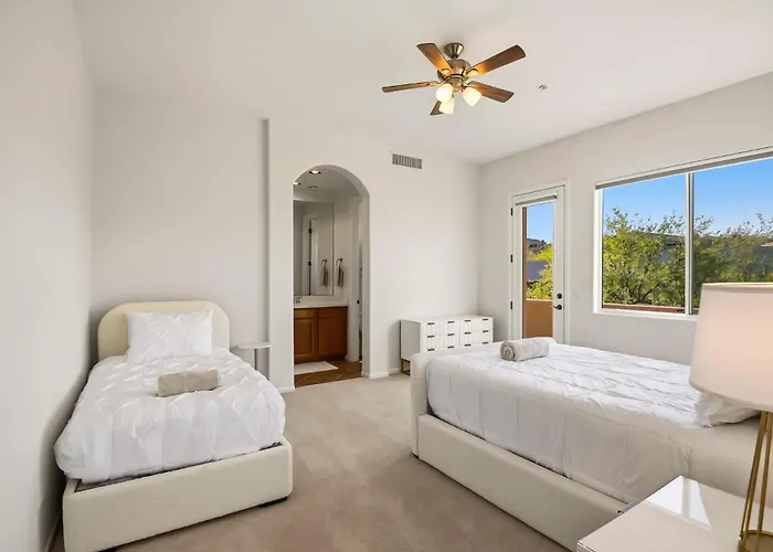 Dom wakacyjny White Feather 3br Retreat Pool & View