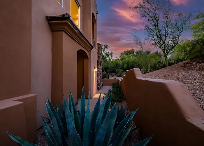 Dom wakacyjny White Feather 3br Retreat Pool & View